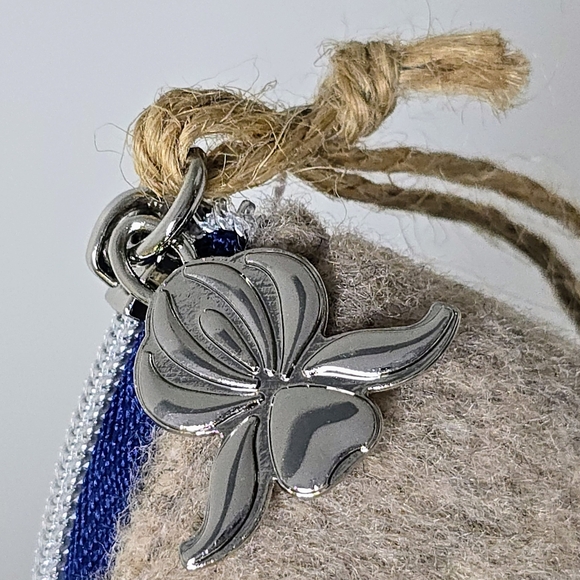 Sisley-Paris Luxury Travel gift set with pouch - Picture 4 of 16